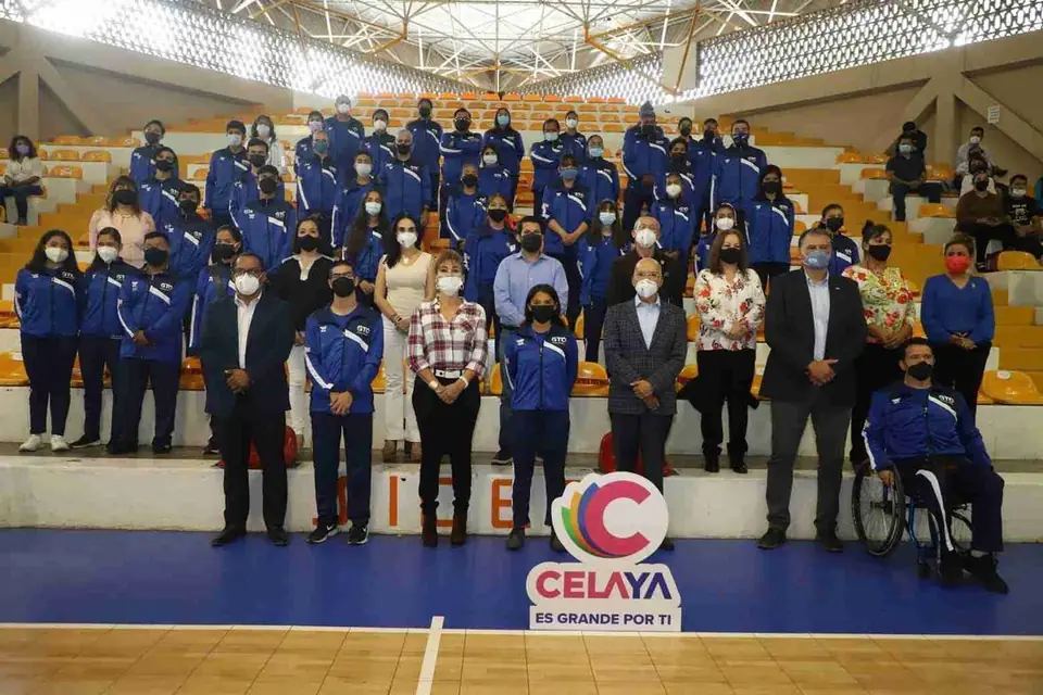 ABANDERÓ EL PRESIDENTE MUNICIPAL, JAVIER MENDOZA, A DEPORTISTAS CELAYENSES