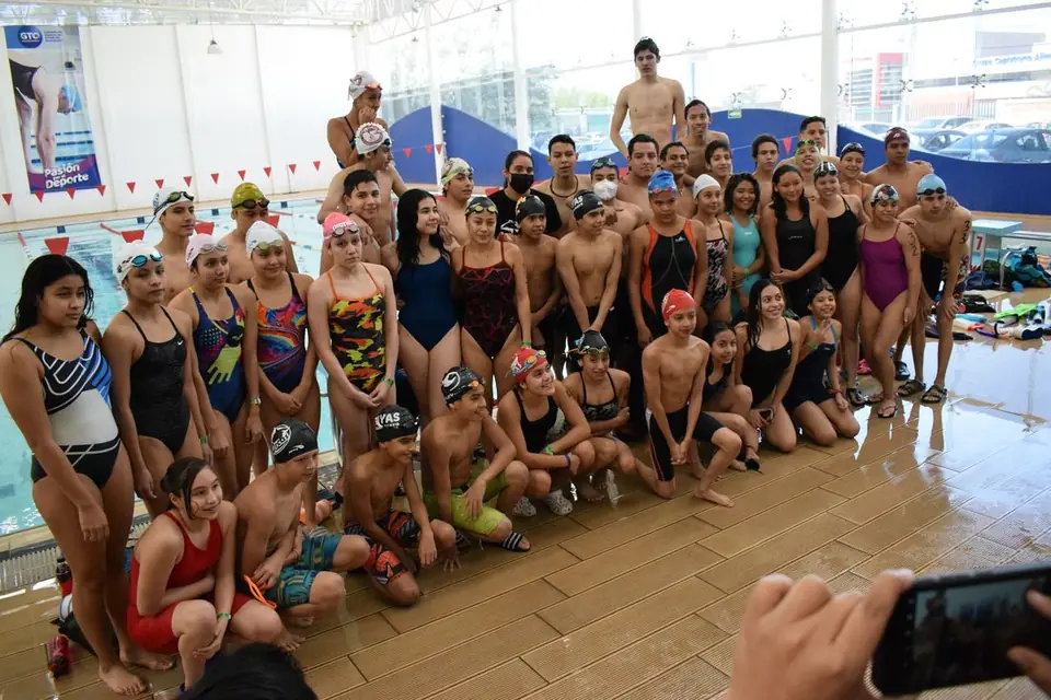 OFRECIÓ LILIANA IBÁÑEZ UNA CLÍNICA DE NATACIÓN