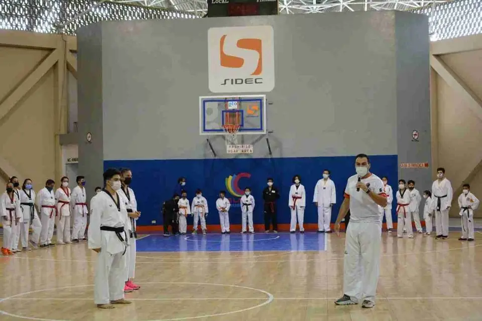 IMPARTIÓ URIEL ADRIANO SEMINARIO DE COMBATE TAEKWONDO