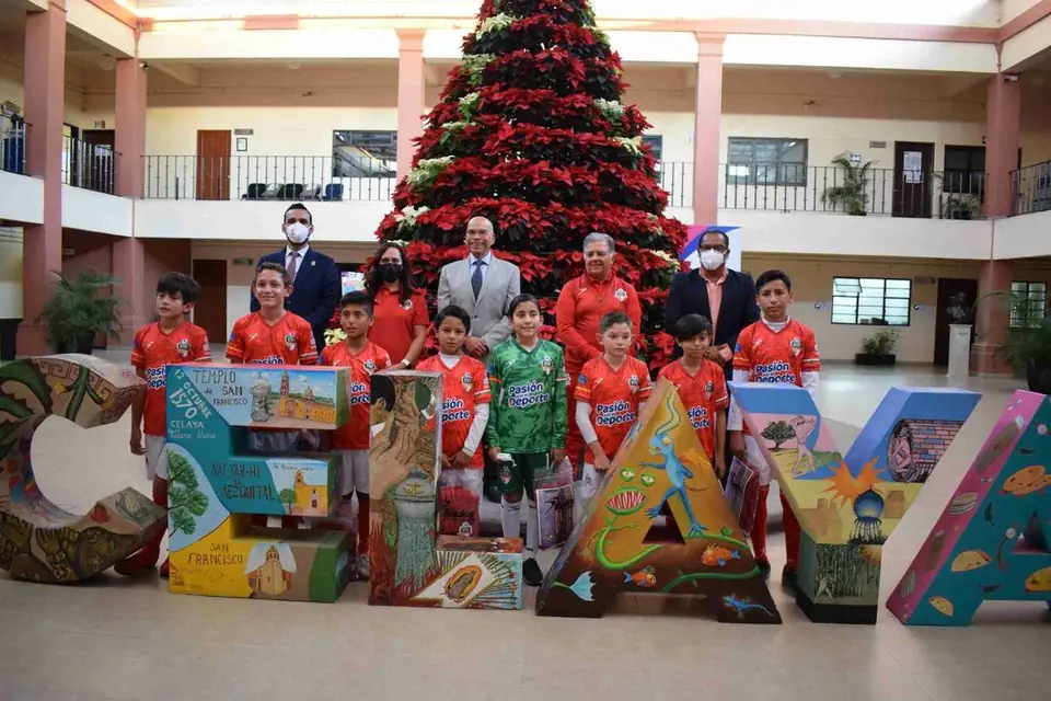 ENTREGAN UNIFORMES A NIÑAS Y NIÑOS RUMBO A TORNEO INTERNACIONAL DE FÚTBOL