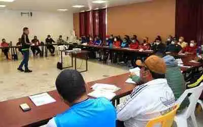 SE CAPACITAN ENTRENADORES CELAYENSES DE FÚTBOL
