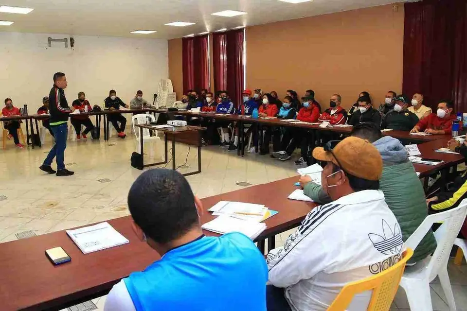 SE CAPACITAN ENTRENADORES CELAYENSES DE FÚTBOL