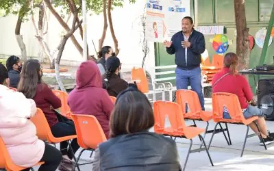 DIRECTOR DEL SIDEC OFRECE PLATICA A PADRES DE FAMILIA EN EL CAM HENRY WALLON