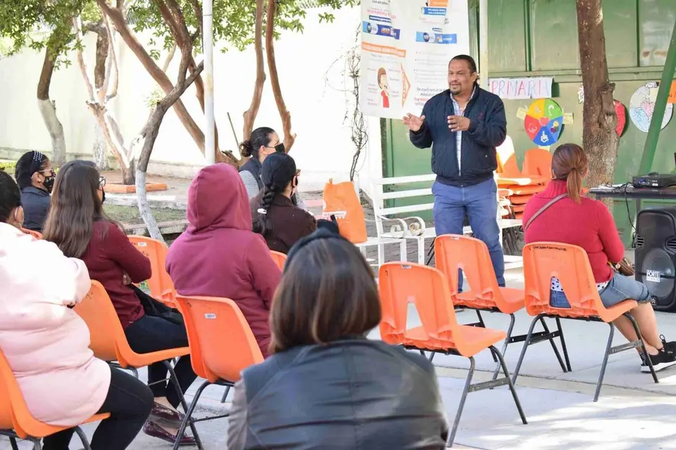 DIRECTOR DEL SIDEC OFRECE PLATICA A PADRES DE FAMILIA EN EL CAM HENRY WALLON