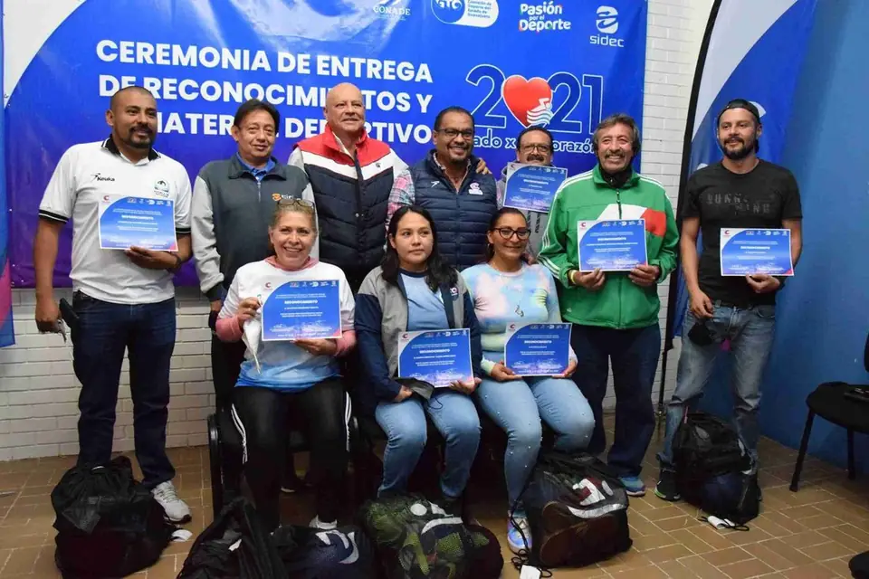 RECONOCEN Y ENTREGAN MATERIAL DEPORTIVO A INSTITUCIONES PARTICIPANTES 'NADO POR MI CORAZÓN'
