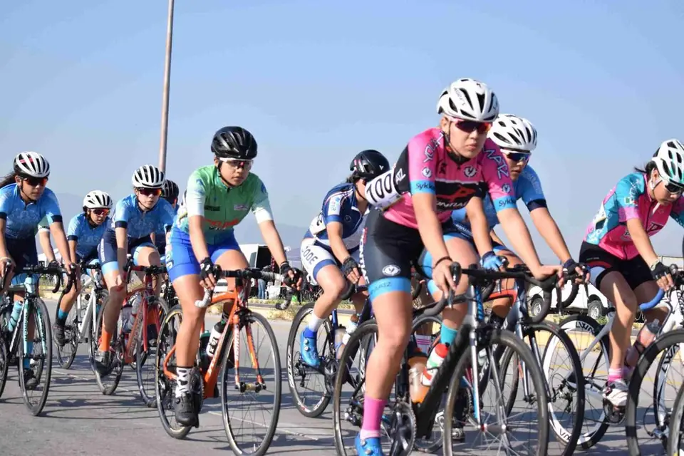 CONMEMORAN DÍA INTERNACIONAL DE LA MUJER CON VUELTA CICLISTA