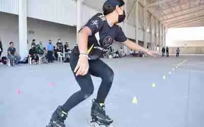MUESTRAN CELAYENSES HABILIDAD EN SLALOM EN PATINES
