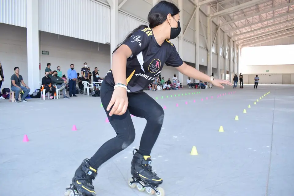 MUESTRAN CELAYENSES HABILIDAD EN SLALOM EN PATINES