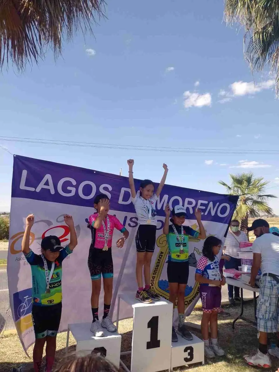SUBEN CICLISTAS CELAYENSES A PODIUM