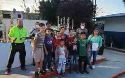 PREMIAN A LOS GANADORES DE LA LIGA FÚTBOL 5 LAS FLORES