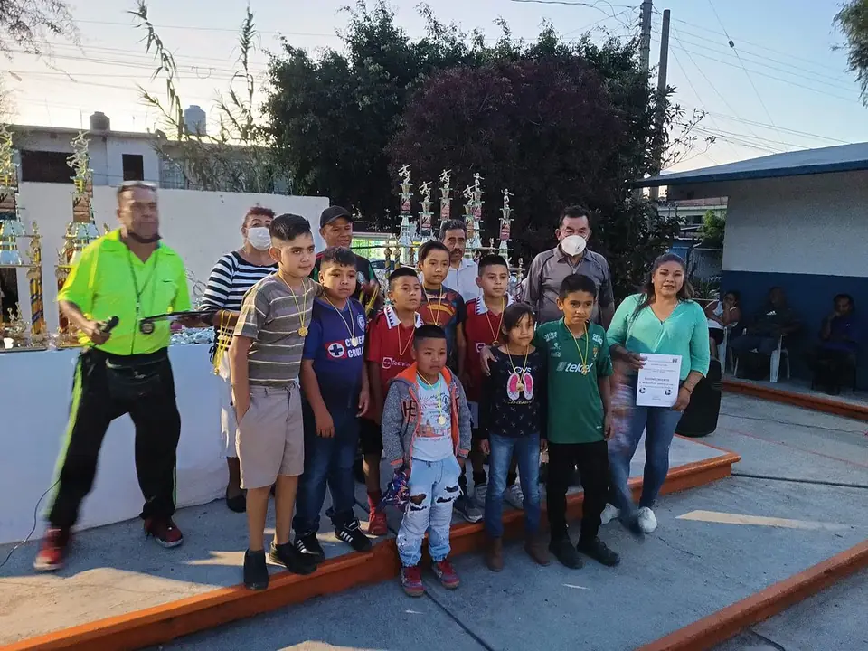 PREMIAN A LOS GANADORES DE LA LIGA FÚTBOL 5 LAS FLORES