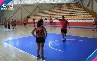 SE ACTUALIZAN CELAYENSES EN CLÍNICA DE ENSEÑANZA DE BALONCESTO
