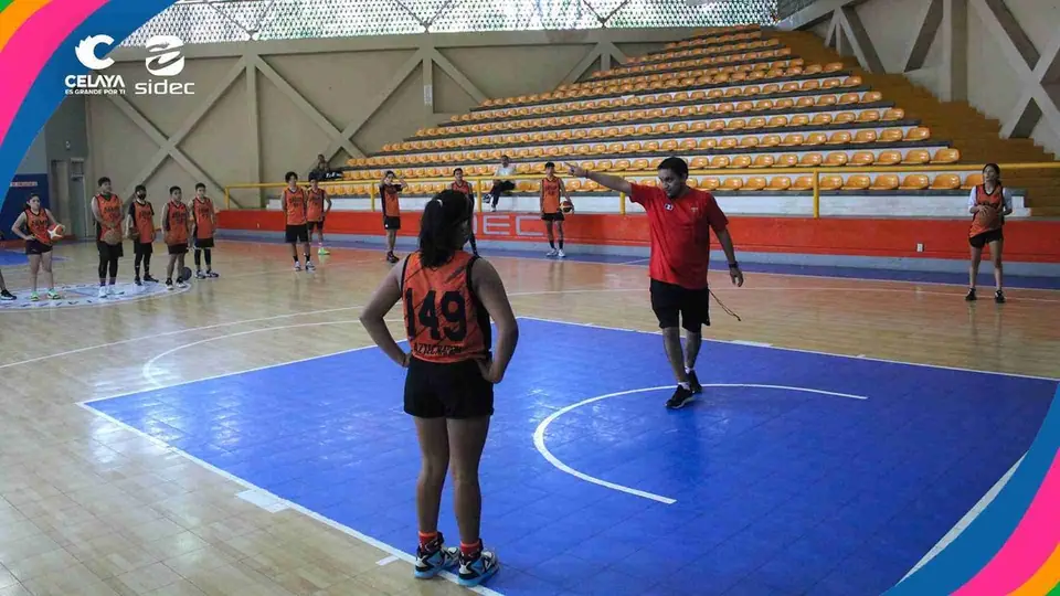 SE ACTUALIZAN CELAYENSES EN CLÍNICA DE ENSEÑANZA DE BALONCESTO