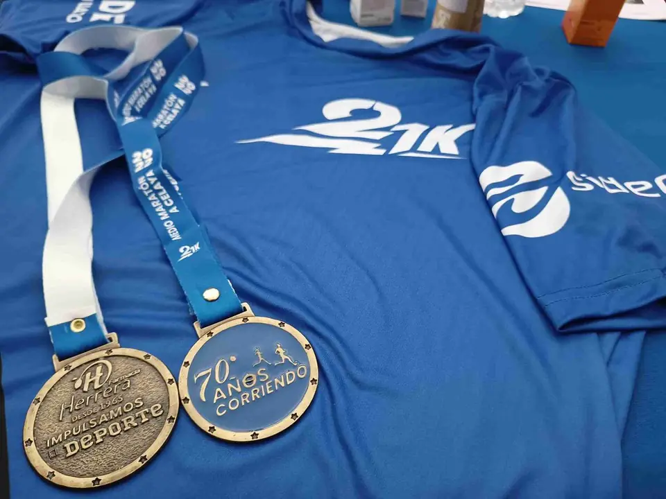 PRESENTAN PLAYERA Y MEDALLA CONMEMORATIVA DEL 70 MEDIO MARATÓN A CELAYA