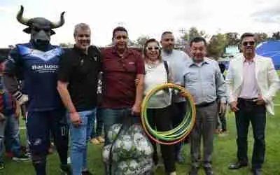 ENTREGAN MATERIAL DEPORTIVO A COMUNIDADES