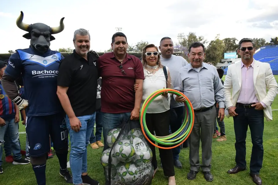 ENTREGAN MATERIAL DEPORTIVO A COMUNIDADES