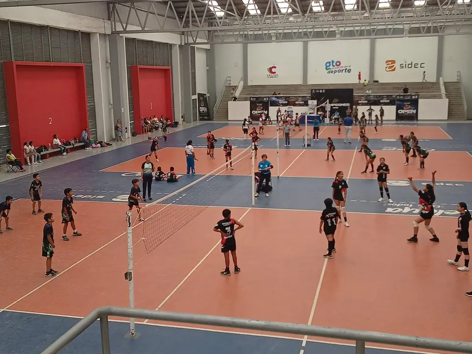 REALIZA LIGA CELAYENSE DE VOLEIBOL TORNEO PARA FESTEJAR EL DÍA DEL NIÑO