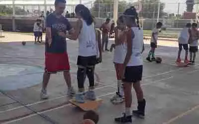BRINDAN CAPACITACIÓN DE BALONCESTO A ENTRENADORES Y NIÑOS