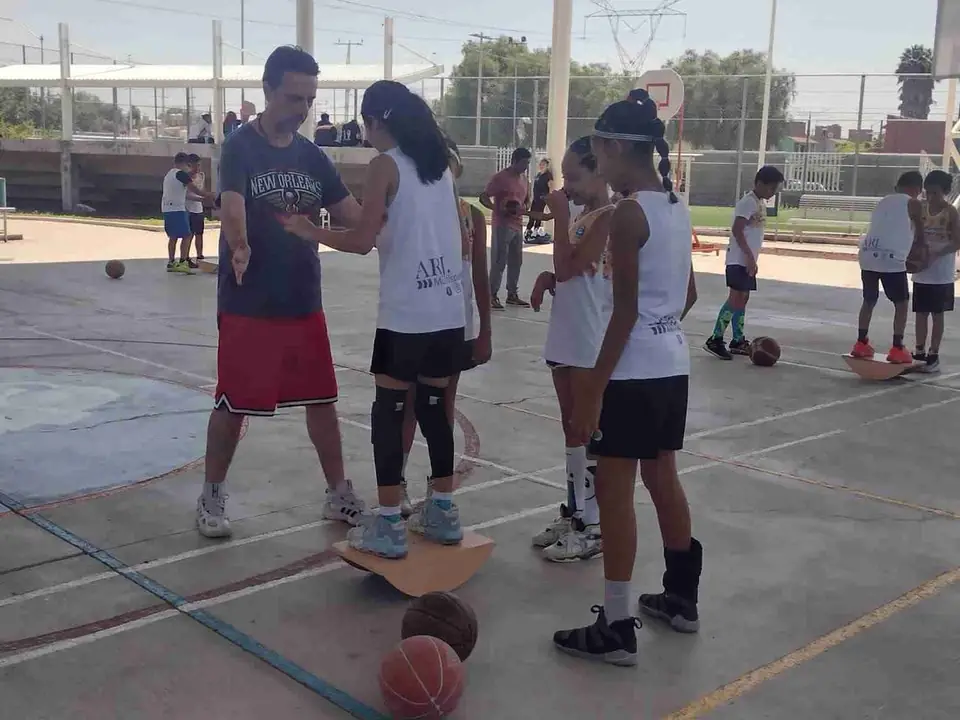 BRINDAN CAPACITACIÓN DE BALONCESTO A ENTRENADORES Y NIÑOS