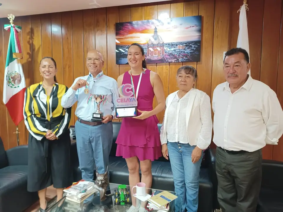 ALCALDE RECIBE A LA NADADORA LILIANA IBÁÑEZ, TRAS SU PARTICIPACIÓN EN LA COPPA ITALIA, EN CHILE