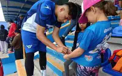 CONVIVEN NIÑOS DEL VERANO SIDEC CON JUGADORES DEL CELAYA CD