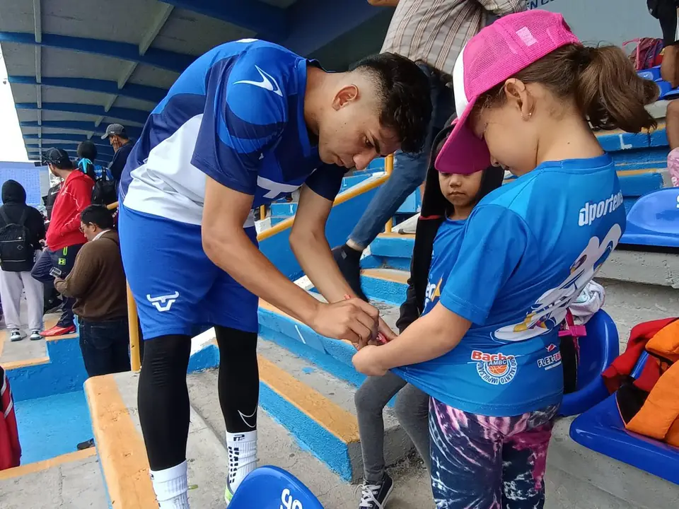 CONVIVEN NIÑOS DEL VERANO SIDEC CON JUGADORES DEL CELAYA CD