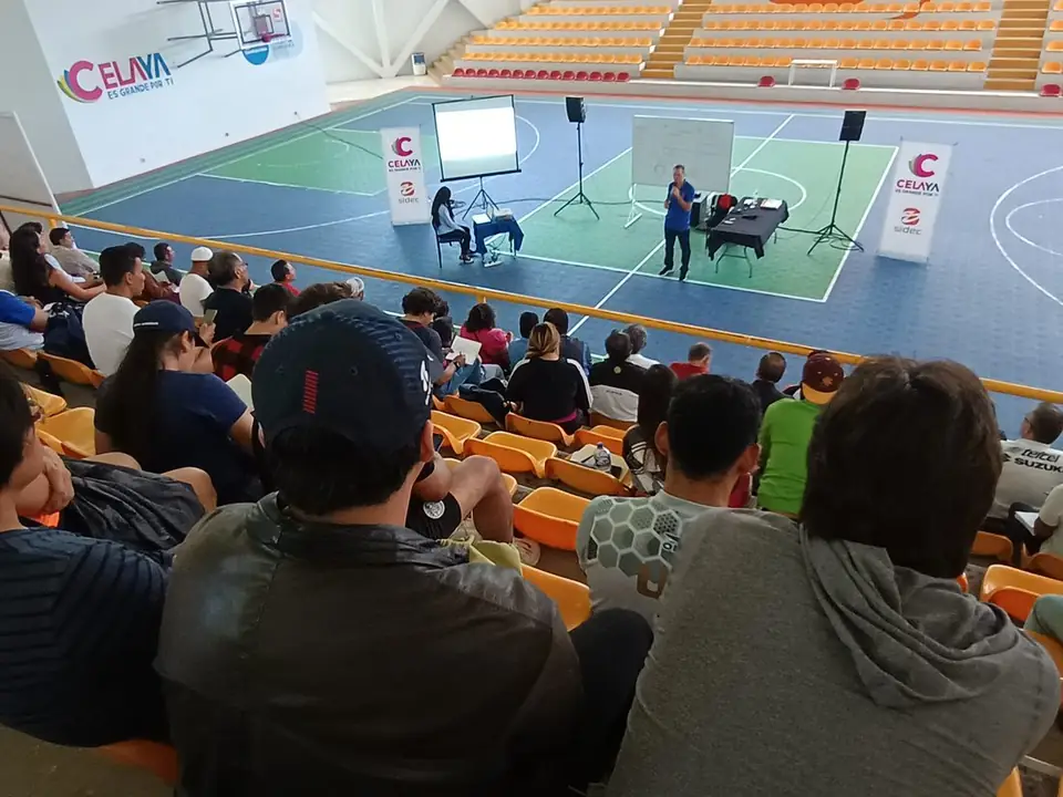 SE CAPACITAN ENTRENADORES EN PSICOLOGÍA DEL DEPORTE