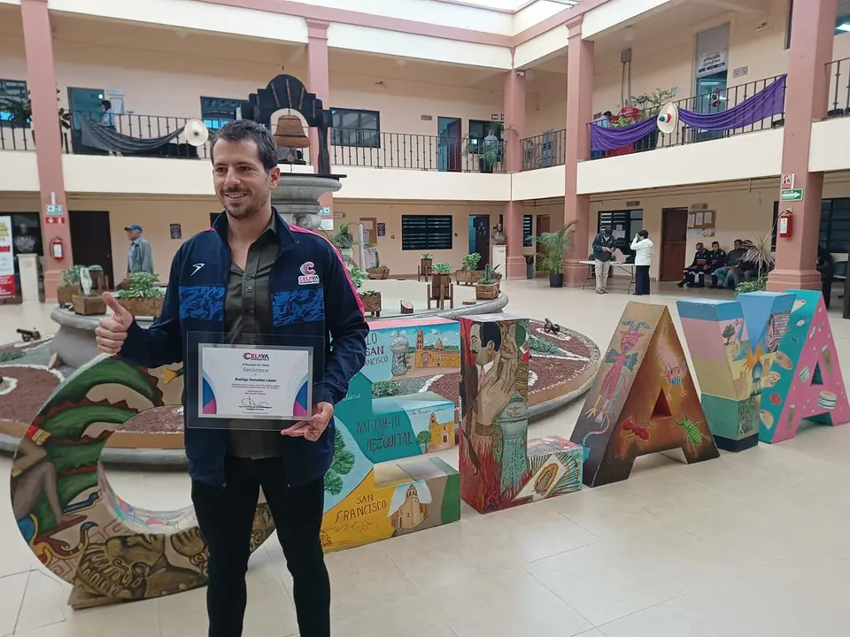 RECIBE ALCALDE AL TRIATLETA ORGULLO CELAYENSE RODRIGO GONZÁLEZ LÓPEZ
