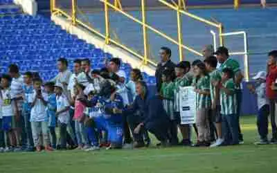 RECONOCEN A EQUIPOS PARTICIPANTES DEL TORNEO DE FÚTBOL DE COMUNIDADES
