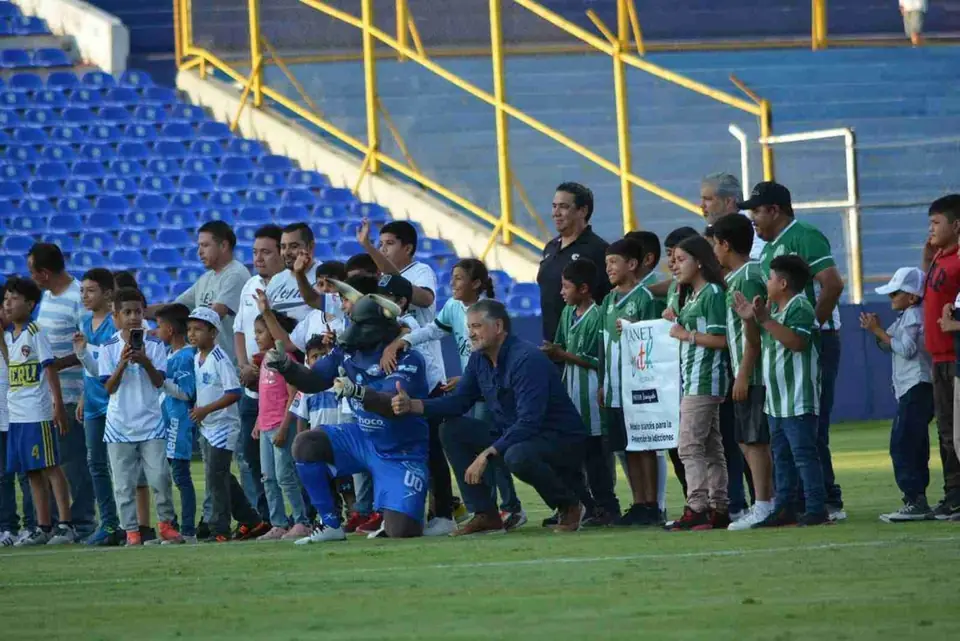 RECONOCEN A EQUIPOS PARTICIPANTES DEL TORNEO DE FÚTBOL DE COMUNIDADES