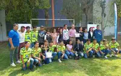 PRESIDENTE MUNICIPAL RECONOCE A FUTBOLISTAS CELAYENSES CAMPEONES NACIONALES