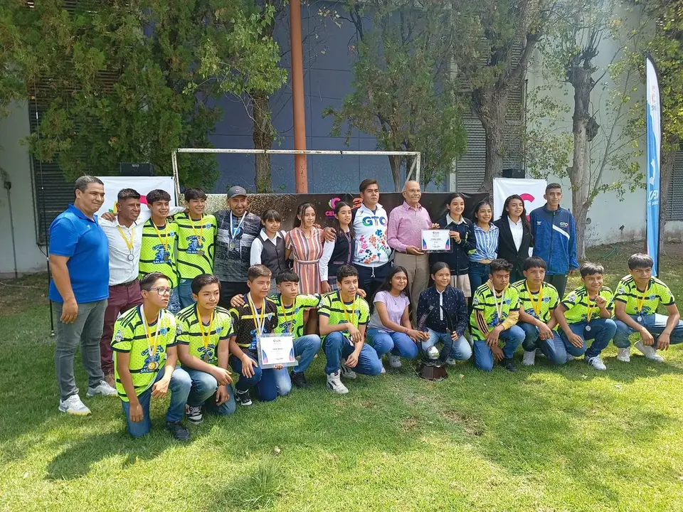 PRESIDENTE MUNICIPAL RECONOCE A FUTBOLISTAS CELAYENSES CAMPEONES NACIONALES