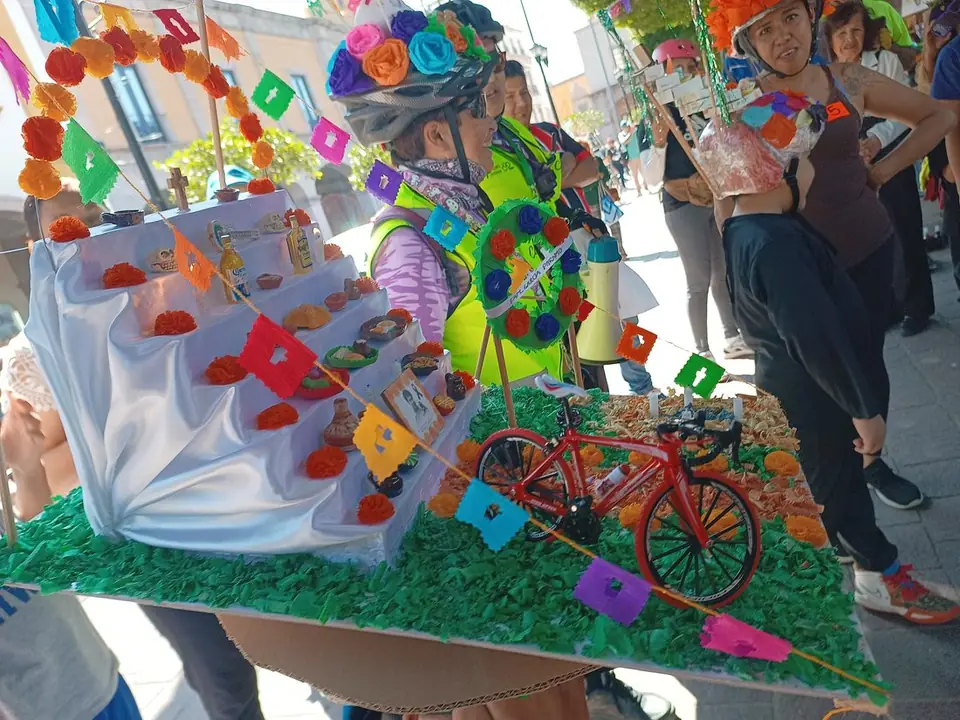 CELEBRAN DÍA DE MUERTOS CON PASEO CICLISTA FAMILIAR