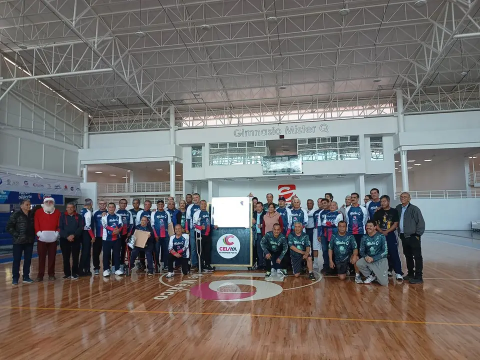DEVELAN PLACA DEL GIMNASIO MÍSTER Q EN GALAXIAS DEL PARQUE
