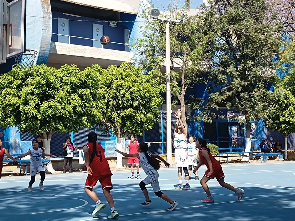 COMPITEN ESTUDIANTES EN REGIONAL DE JUEGOS DEPORTIVOS ESCOALRES DE LA EDUCACIÓN BÁSICA