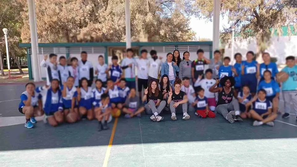 CONVIVEN JUGADORAS DE TORITAS CELAYA CON NIÑOS Y JÓVENES