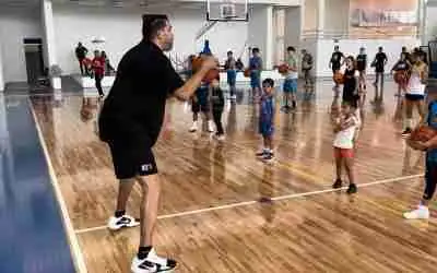 IMPARTE HORACIO LLAMAS CLÍNICA DE BÁSQUETBOEN CELAYA