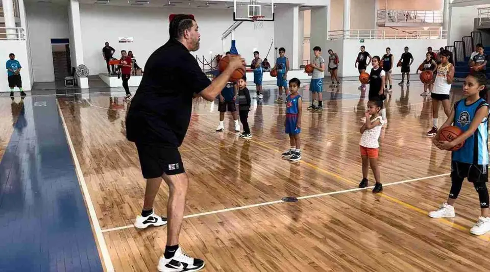IMPARTE HORACIO LLAMAS CLÍNICA DE BÁSQUETBOEN CELAYA