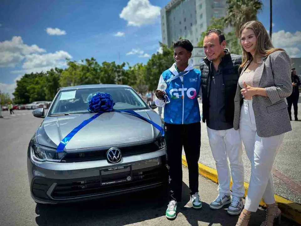 OTORGA PREMIO ICEMÉXICO A PRISCA AWITI
