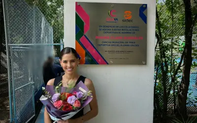 DEVELAN PLACA Y ASIGNAN NOMENCLATURA ‘REGINA CLARK’ A CANCHA DE TENIS DE LA DEPORTIVA MAV