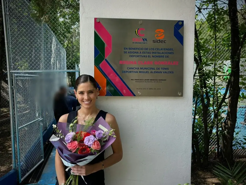 DEVELAN PLACA Y ASIGNAN NOMENCLATURA ‘REGINA CLARK’ A CANCHA DE TENIS DE LA DEPORTIVA MAV