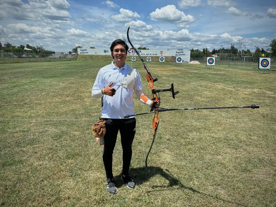 DA EXHIBICIÓN MATÍAS GRANDE, ARQUERO OLÍMPICO ORGULLO CELAYENSE