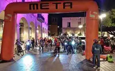 PEDALEAN DE NOCHE POR LA CIUDAD