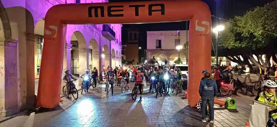 PEDALEAN DE NOCHE POR LA CIUDAD