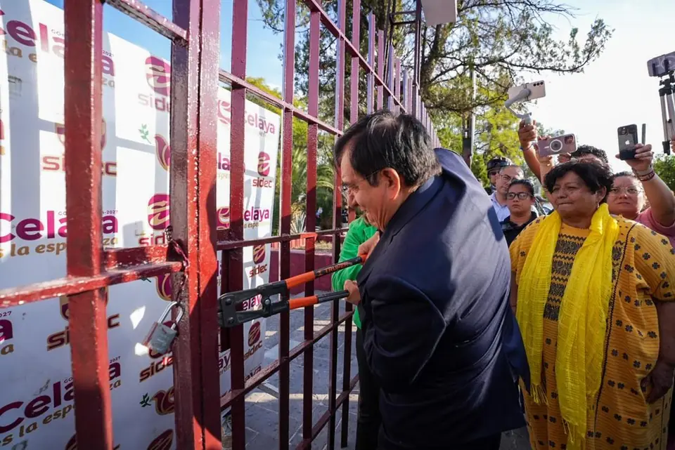 RETIRAN CANDADOS Y CADENAS DEL ACCESO PRINCIPAL DE LA DEPORTIVA MIGUEL ALEMÁN VALDÉS