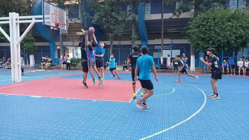 ASISTEN NIÑOS Y JÓVENES A TRY OUT MUNICIPAL DE FÚTBOL Y BÁSQUETBOL DE NACIONALES CONADE 2025