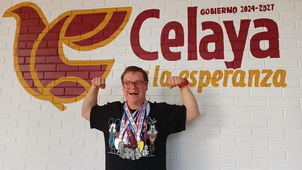 REGRESÓ STEVEN MARTÍNEZ CARGADO DE MEDALLAS