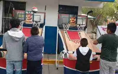 ASISTEN FAMILIAS A LA FERIA DEPORTIVA EN LAS FLORES
