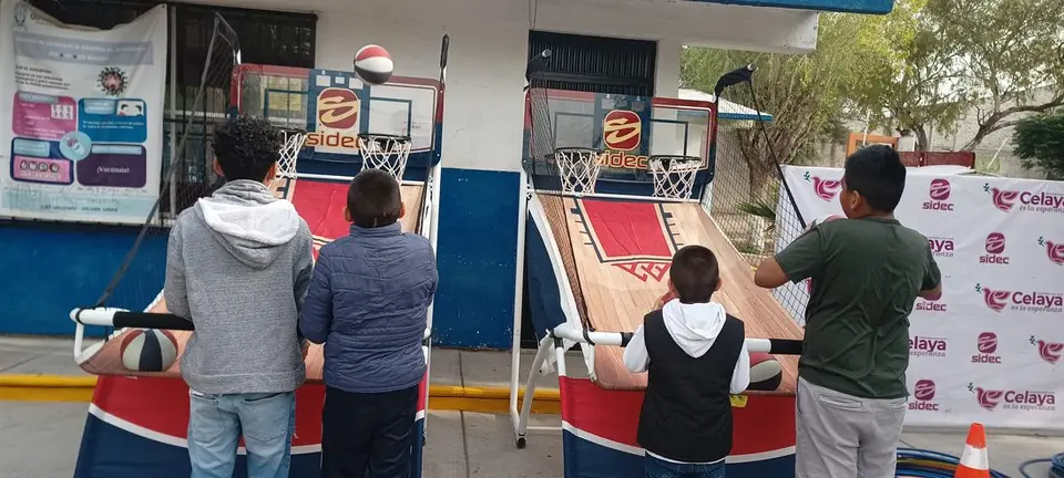 ASISTEN FAMILIAS A LA FERIA DEPORTIVA EN LAS FLORES