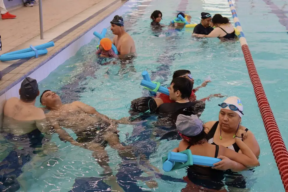 ASISTEN PERSONAS CON DISCAPACIDAD PARA ACTIVARSE FÍSICAMENTE